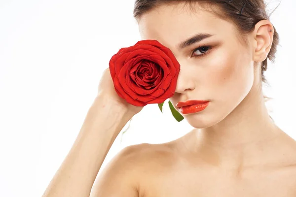 Charmante fille brune avec du maquillage sur le visage et une rose rouge dans la main — Photo