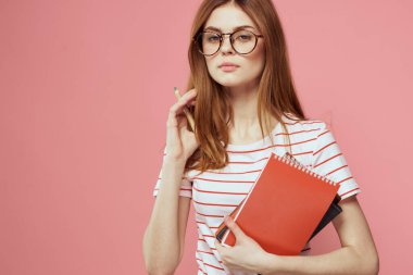 Pembe arka plan gözlüklü genç kız öğrenci yüz eğitimi enstitüsünde kırpılmış görüş