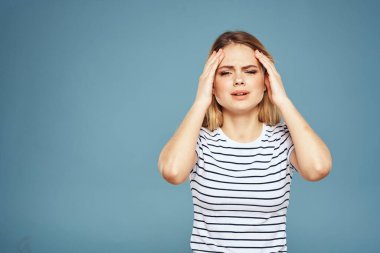 Duygusal kadın çizgili tişörtlü yaşam biçimi mavi arka plan