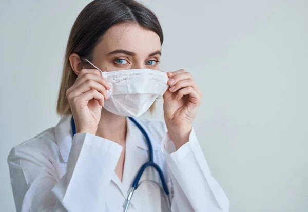 Médico en máscara médica y estetoscopio de estilo de vida de salud de abrigo —  Fotos de Stock