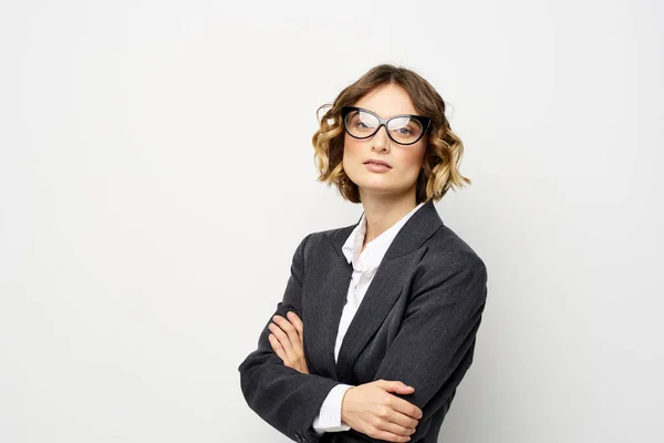Donna d'affari fiduciosa in abito gesticolando con le mani di lavoro sfondo leggero — Foto Stock