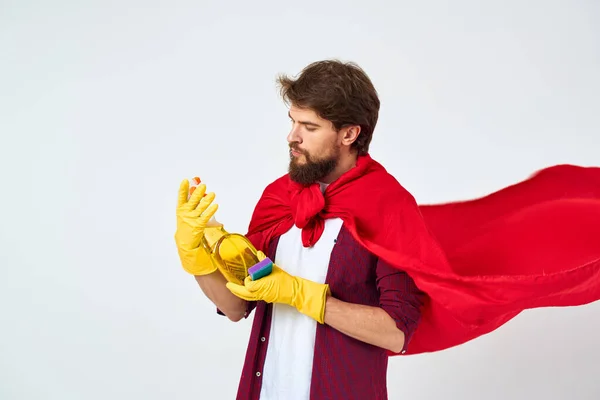 Mężczyzna z detergentem w rękach czerwony płaszcz przeciwdeszczowy profesjonalny serwis pracy — Zdjęcie stockowe