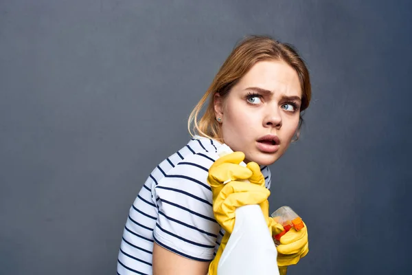 Уборщица в полосатых футболках резиновых перчатках обрезанный серый фон — стоковое фото
