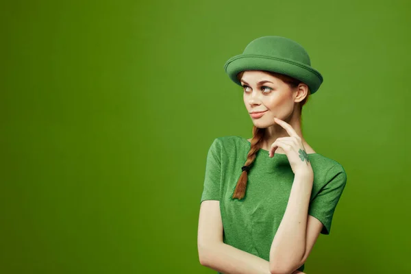 Felice donna st patricks giorno verde t-shirt cappello trifoglio vacanze divertimento — Foto Stock