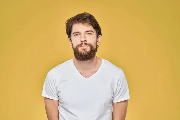 Γενειοφόρος άνθρωπος για τα συναισθήματα λευκό t-shirt διασκεδαστικό τρόπο ζωής κίτρινο φόντο — Φωτογραφία Αρχείου
