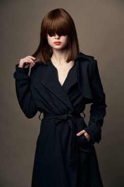 Çekici Avrupalı kadın görünüşü, şık giysiler. 