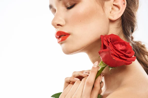 Bella donna con rosa rossa vicino al viso trucco spalle nude ritratto — Foto Stock