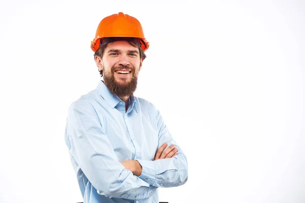 Емоційний чоловік в оранжевій фарбі будівельна індустрія працює стиль життя — стокове фото