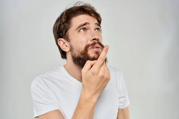 Bearded man gesturing with hand white cropped t-shirt studio lifestyle — Stock Photo, Image