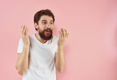 Beyaz tişörtlü adam duyguları kalın sakallı yaşam enerjisi modeli