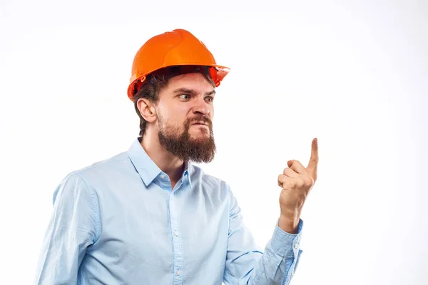 Wütender Mann in orangefarbener Hard-Hat-Industrie arbeitet Unzufriedenheit beschnitten Ansicht — Stockfoto