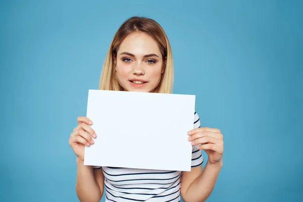 Woman holding sheet of paper striped T-shirt Kopiuj Przestrzeń przycięta widok niebieski tło — Zdjęcie stockowe