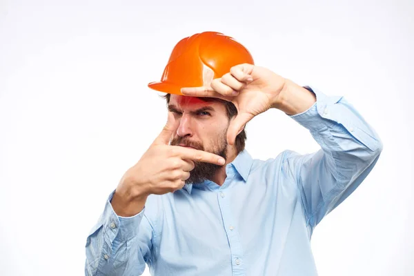 Egy férfi munkaruhában narancs kalapban gesztusokat kezével érzelmek Építőmérnök Professional — Stock Fotó