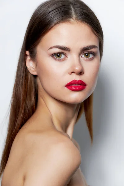 Morena Desnuda hombros labios rojos atractiva mirada piel clara maquillaje brillante — Foto de Stock