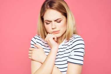 Sarı çizgili tişört duygu jestleri yüz ifadesinden hoşlanmadı pembe arka plan