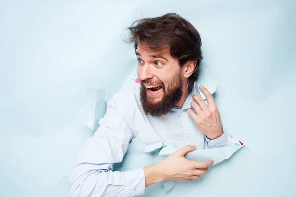 Бородатий чоловік в сорочці кар'єра робота емоції крупним планом — стокове фото