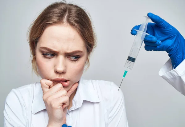 Kvinnlig spruta narkos botox injektion läkare blå handskar — Stockfoto