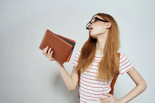 Estudante do sexo feminino com bloco de notas e mochila na parte traseira recortada vista óculos de ciência da educação — Fotografia de Stock
