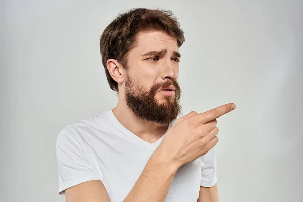 Bärtiger Mann gestikuliert mit weißem T-Shirt — Stockfoto