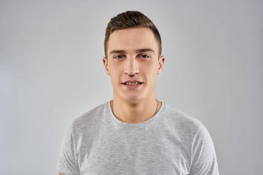 Açık tişörtlü yakışıklı adam manzaralı. Duygusal stüdyo izole edilmiş.