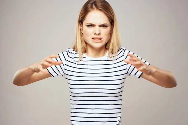 Mujer rubia emocional en camiseta a rayas estilo de vida expresión facial de cerca — Foto de Stock
