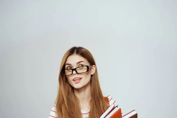 Étudiante avec bloc-notes et sac à dos sur dos recadré vue éducation science lunettes — Photo