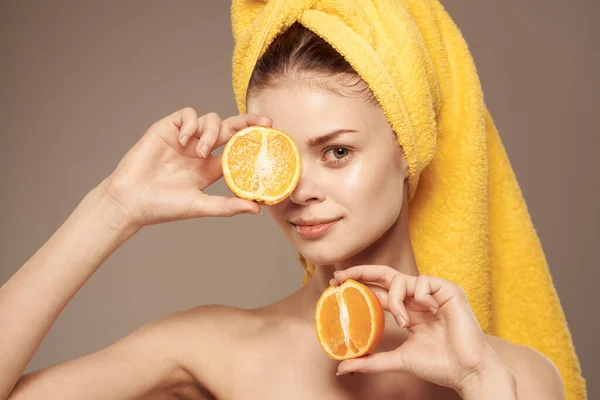 Mulher alegre ombros nus laranjas vitaminas cosméticos pele limpa — Fotografia de Stock