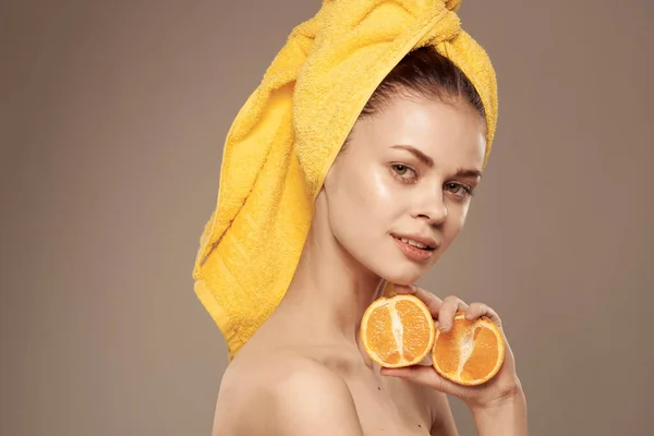 Bella donna asciugamano giallo arancio cosmetici naturali Esotico sfondo beige — Foto Stock