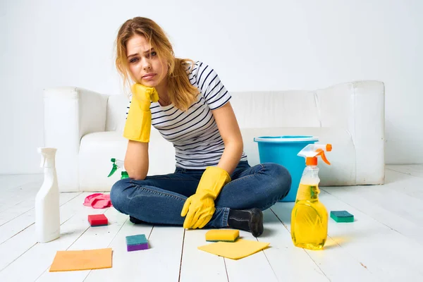 Cansado mulher dona de casa limpeza detergente estilo de vida quarto — Fotografia de Stock