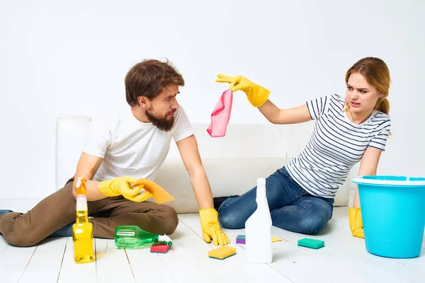 Married couple joint cleaning girlfriend detergent lifestyle — Stock Photo, Image