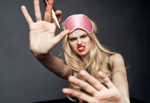Mujer borracha con brillante maquillaje gesto con las manos fondo gris palma — Foto de Stock