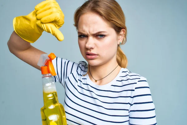 Deterjanlı temizlikçi kadın ev işi yaşam tarzı servisi — Stok fotoğraf