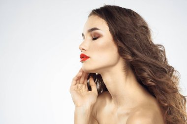 Kılıçlı, parlak makyajlı güzel bir kadın. Parlak bir arka planı var.