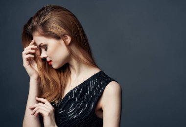 Kırmızı dudaklı güzel bir kadının portresi. Makyaj modeli gri arka plan.