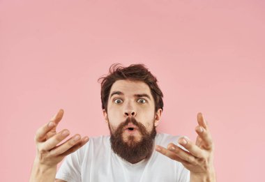 Erkek duyguları modeli elleri pembe arka plan yakın plan ile hareket ediyor