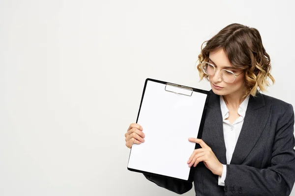 Femme en costume d'affaires finance documents de travail lunettes coiffure — Photo
