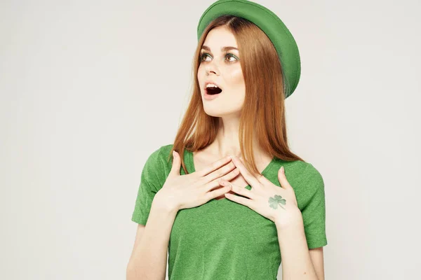 Vacances Saint Patricks Day shamrock fille amusant Vêtements verts fond clair — Photo