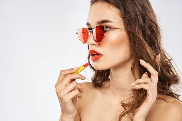 Fashionabel brunett i solglasögon med makeup läppstift modell — Stockfoto