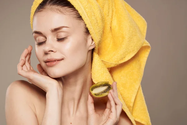 Wanita cantik dengan bahu telanjang handuk di kepala kulit bersih kiwi vitamin segar — Stok Foto