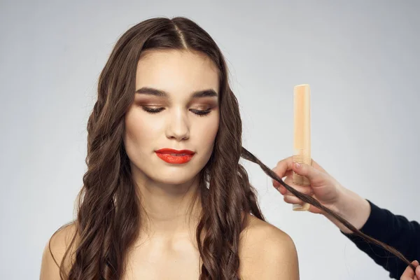 Mooie vrouw modieuze kapsel grooming naakte schouders heldere make-up — Stockfoto