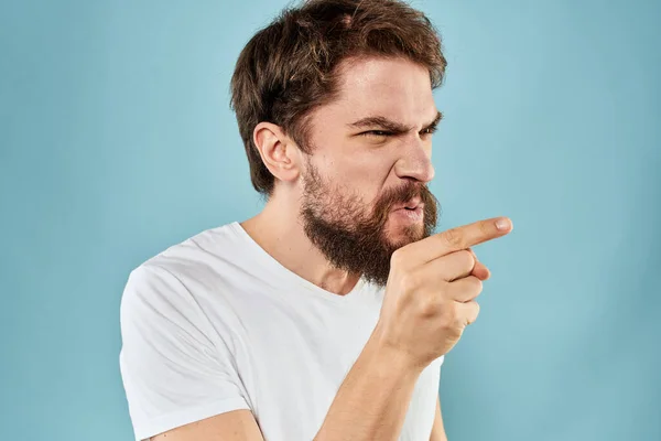 Homem com expressão facial descontente gestos com as mãos estúdio estilo de vida fundo azul — Fotografia de Stock