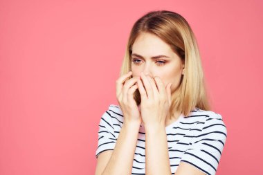 Sarı çizgili tişört duygu jestleri yüz ifadesinden hoşlanmadı pembe arka plan