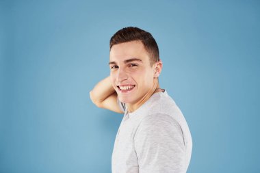Beyaz tişörtlü duygusal adam mavi arkaplan yaşam tarzını kırptı