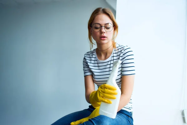 ホームケアの仕事で女性を掃除するサービス洗剤をレンダリングします — ストック写真