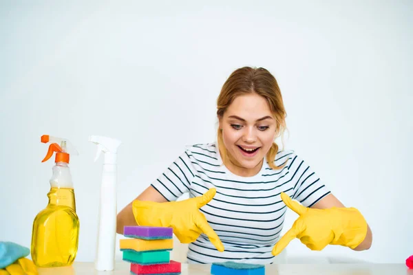 Уборщица в резиновых перчатках сидит за столом уборка инструментов стиль жизни — стоковое фото