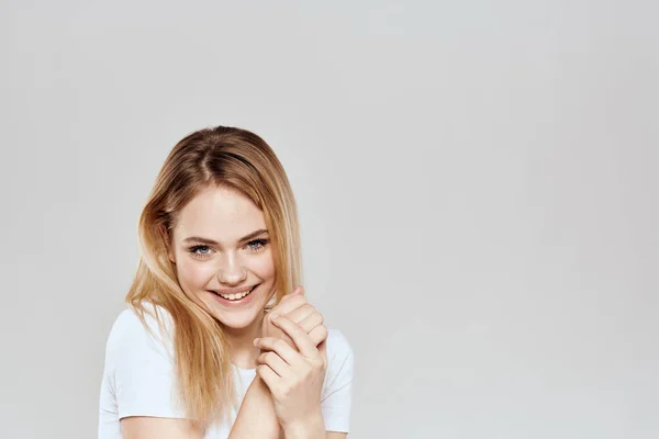 Bonito loira branco t-shirt gesto com as mãos estilo de vida luz fundo — Fotografia de Stock