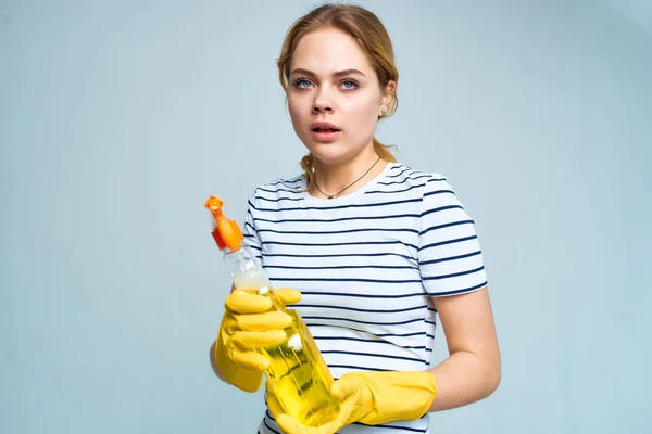 Женская полосатая футболка стиральный порошок уборка интерьера светлый фон — стоковое фото