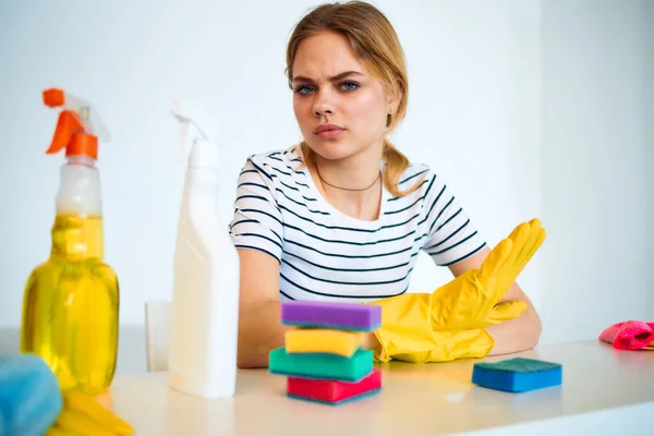 Mujer en la mesa de lavado suministros servicio de higiene de las tareas domésticas — Foto de Stock