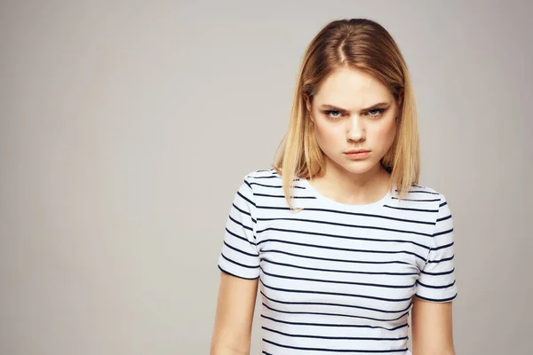 Emozionale donna bionda a righe t-shirt stile di vita espressione facciale primo piano — Foto Stock