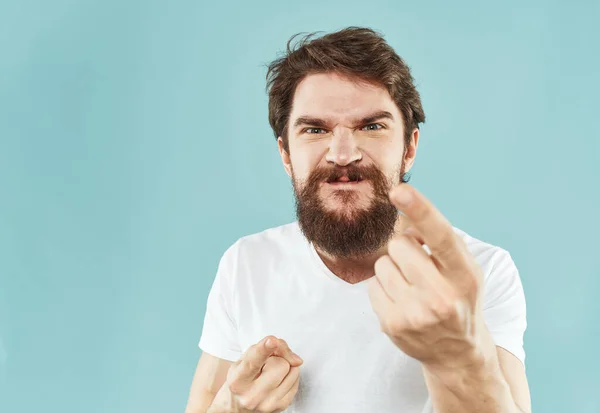Модель бородатого чоловіка в білій футболці на синьому фоні моделі емоцій дратівливості — стокове фото